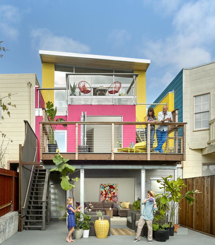 Idéer för mellanstora funkis rosa hus, med tre eller fler plan, stuckatur, platt tak och tak i metall