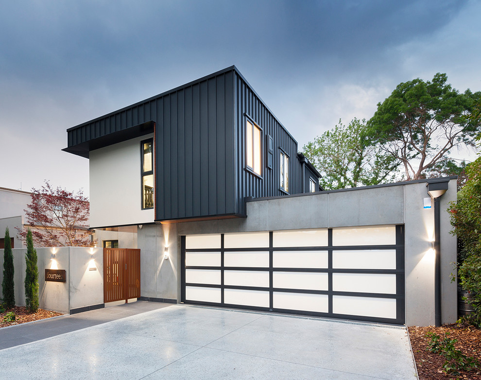 Пример оригинального дизайна: огромный, двухэтажный, серый частный загородный дом в стиле модернизм с облицовкой из металла, плоской крышей и крышей из смешанных материалов