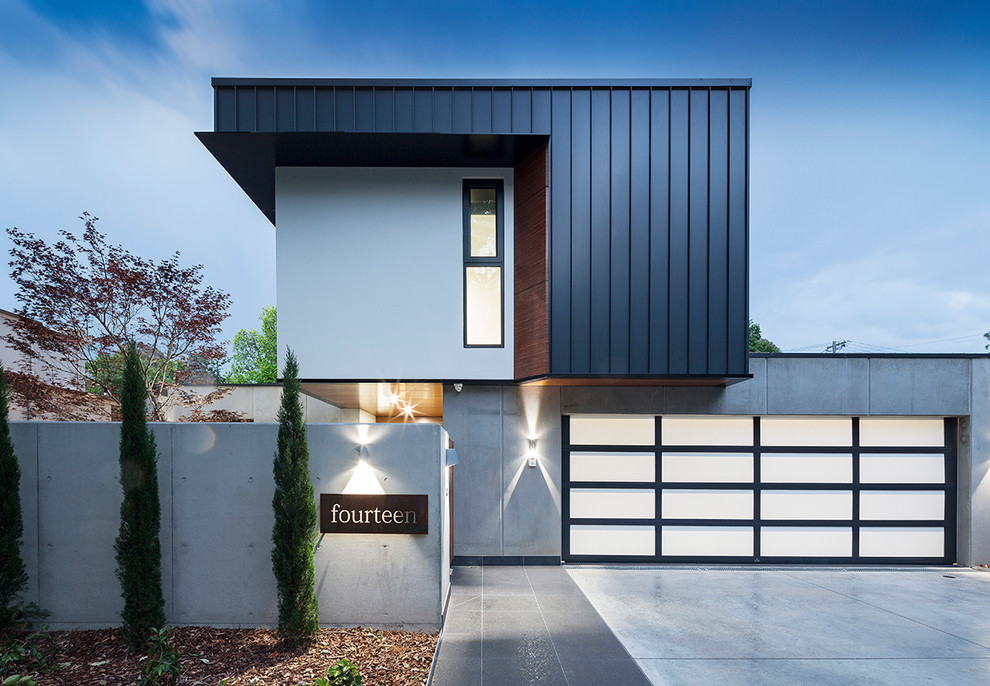 Diseño de fachada de casa gris minimalista de dos plantas con revestimiento de metal, tejado plano y tejado de varios materiales