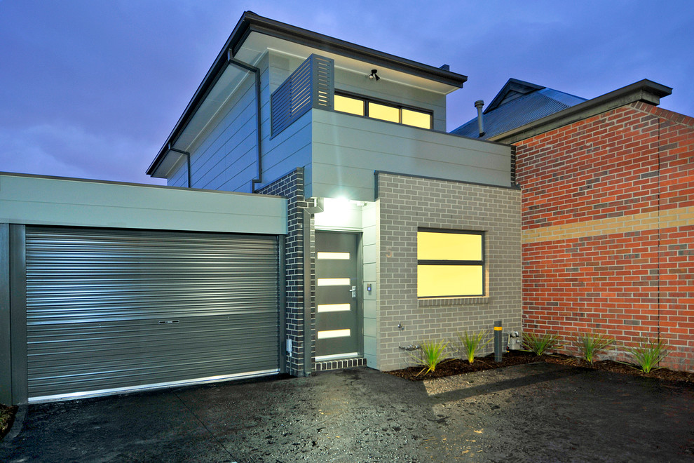 Zweistöckiges Modernes Haus mit grauer Fassadenfarbe in Melbourne