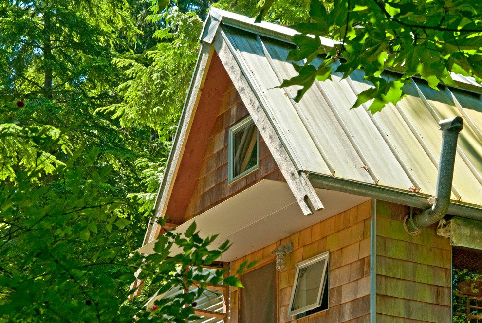 На фото: маленький, одноэтажный, деревянный дом в стиле рустика для на участке и в саду, охотников