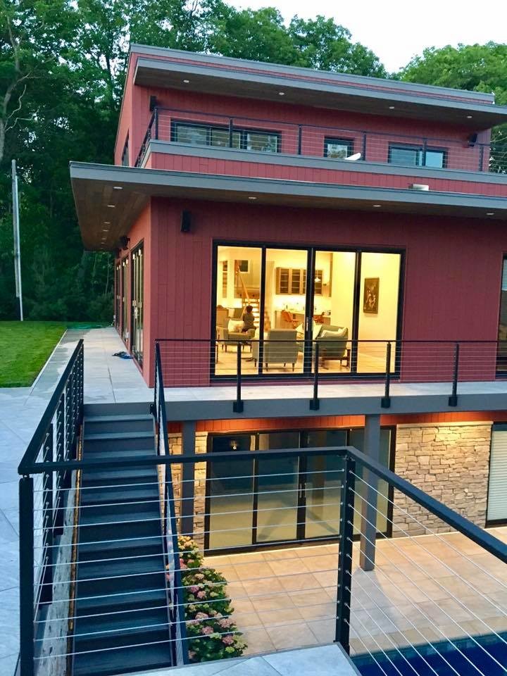 Свежая идея для дизайна: большой, трехэтажный, красный частный загородный дом в стиле модернизм с комбинированной облицовкой - отличное фото интерьера