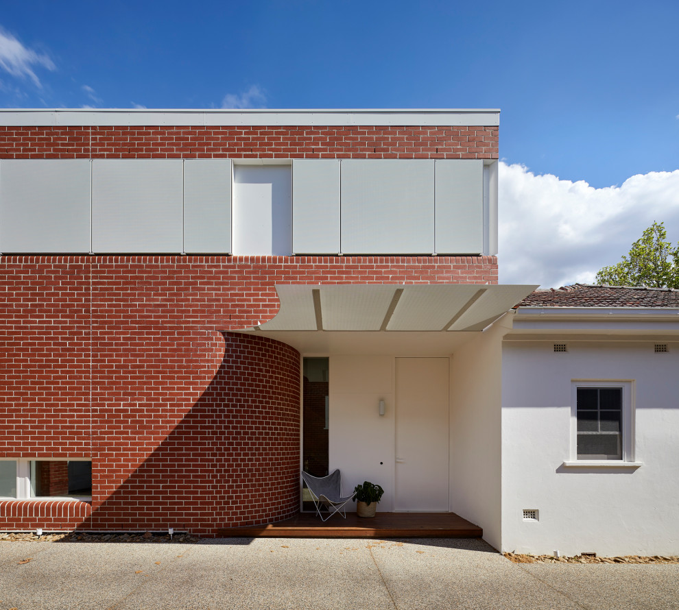 Großes, Einstöckiges Modernes Einfamilienhaus mit Mix-Fassade, weißer Fassadenfarbe, Misch-Dachdeckung und weißem Dach in Melbourne