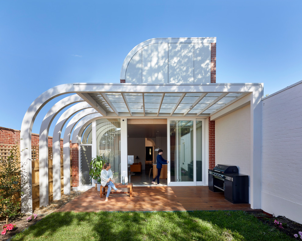 Foto de fachada de casa blanca actual grande de una planta con revestimientos combinados, tejado plano y tejado de varios materiales