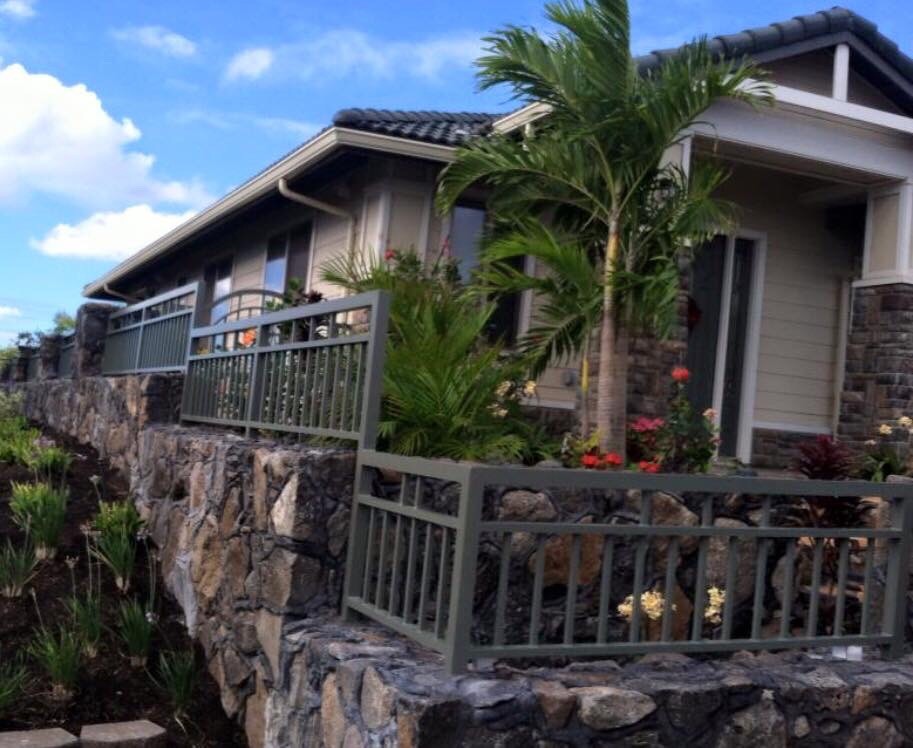 ハワイにある中くらいなトラディショナルスタイルのおしゃれな家の外観 (ビニールサイディング) の写真