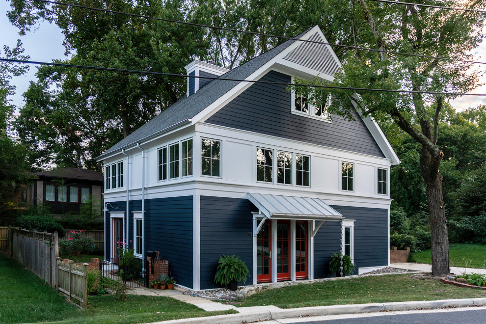Exempel på ett klassiskt blått hus, med tre eller fler plan, fiberplattor i betong, sadeltak och tak i shingel