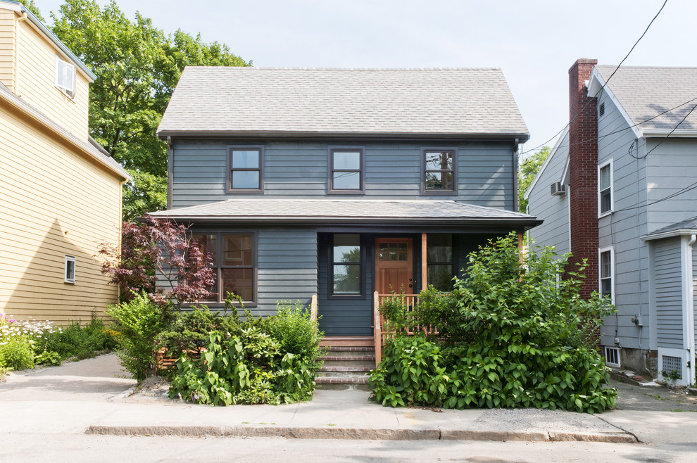 ボストンにある小さなトラディショナルスタイルのおしゃれな家の外観の写真