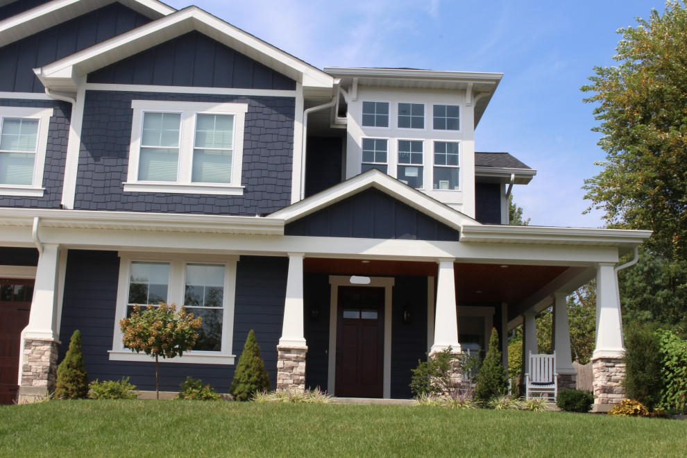 Großes, Zweistöckiges Landhaus Einfamilienhaus mit Faserzement-Fassade und blauer Fassadenfarbe in St. Louis