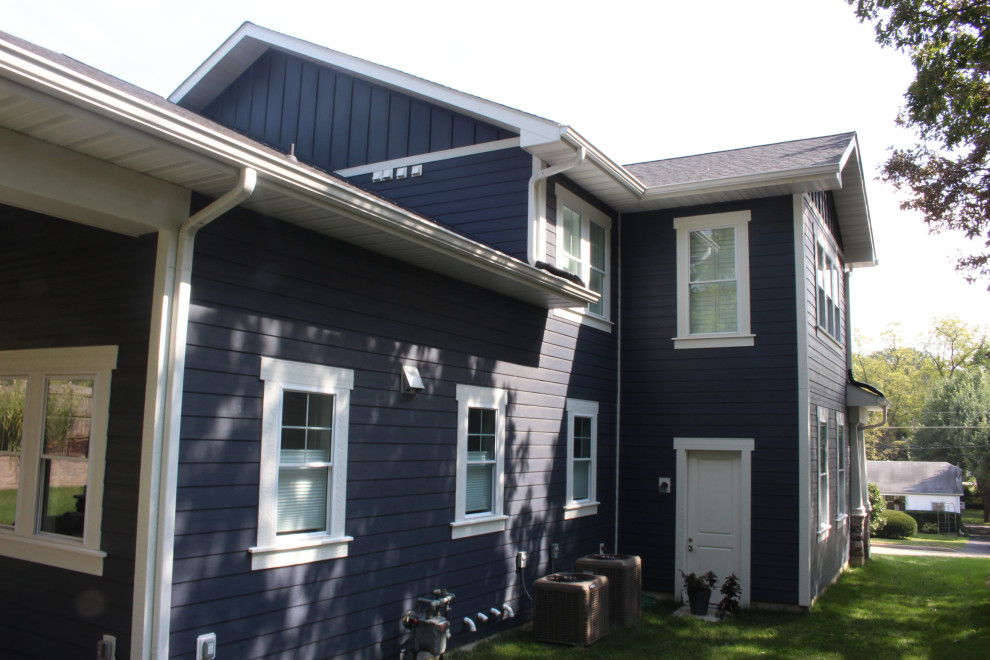 Источник вдохновения для домашнего уюта: большой, двухэтажный, синий частный загородный дом в стиле кантри с облицовкой из ЦСП