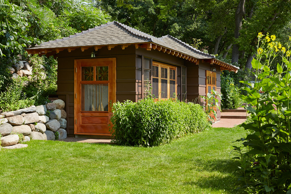 Rustikale Holzfassade Haus mit brauner Fassadenfarbe und Walmdach in Minneapolis