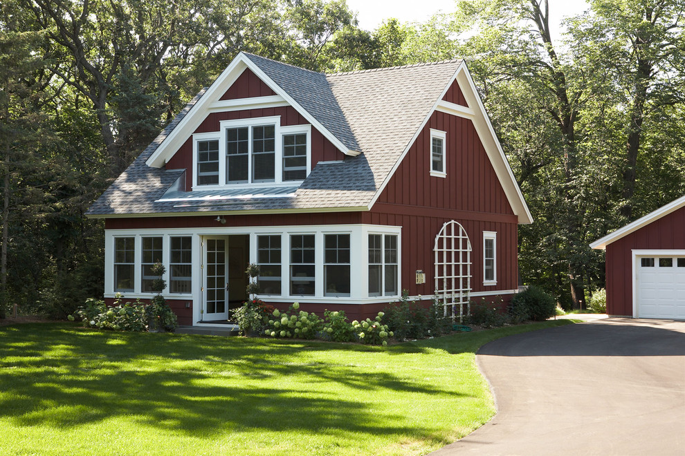 Пример оригинального дизайна: маленький, двухэтажный, красный дом в классическом стиле с двускатной крышей для на участке и в саду