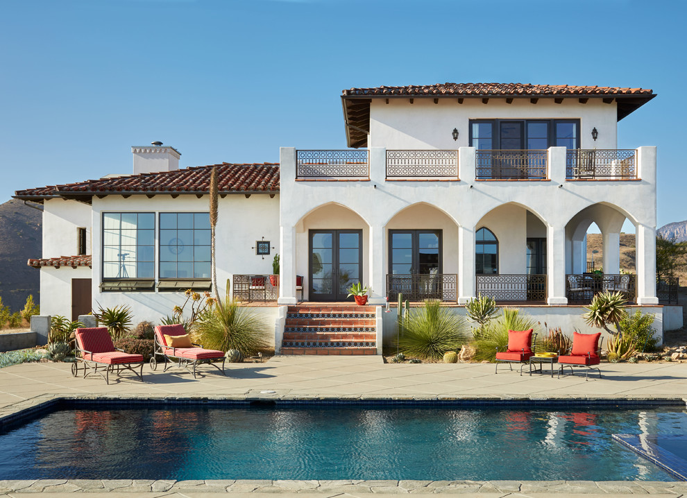 ロサンゼルスにある地中海スタイルのおしゃれな白い家の写真