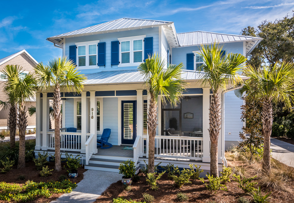 Mittelgroße, Zweistöckige Maritime Holzfassade Haus mit blauer Fassadenfarbe und Walmdach in Jacksonville
