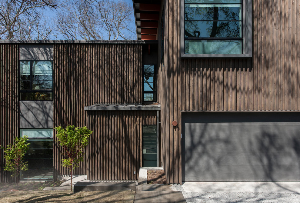 Imagen de fachada de casa marrón contemporánea de tamaño medio de dos plantas con revestimiento de metal, tejado de un solo tendido y tejado de teja de madera