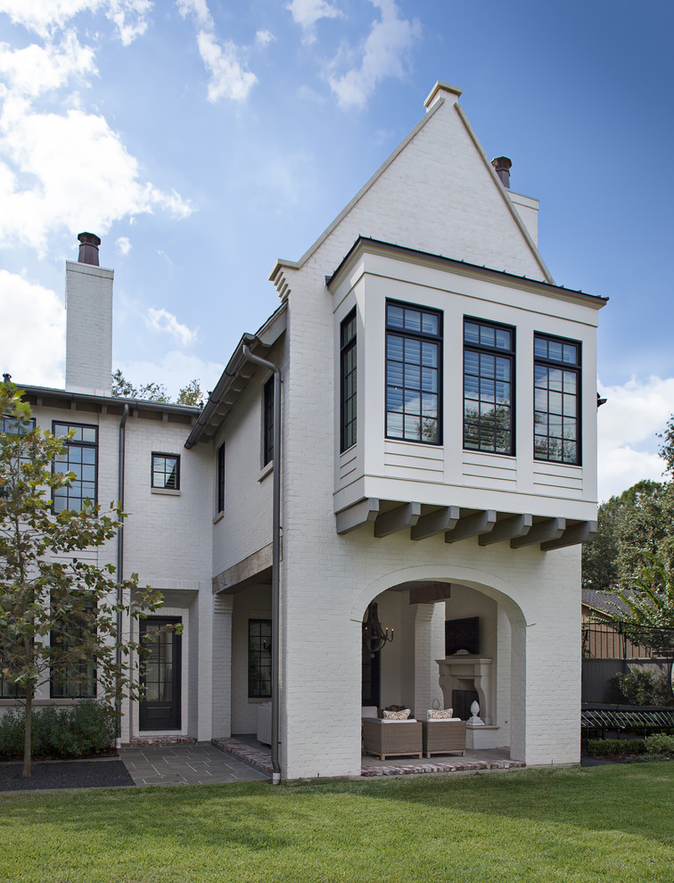 Klassisches Haus mit Backsteinfassade, weißer Fassadenfarbe und Satteldach in Houston