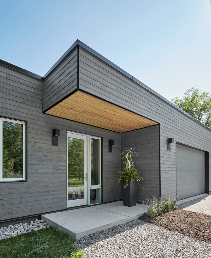 Inspiration för mellanstora moderna grå hus, med allt i ett plan och platt tak