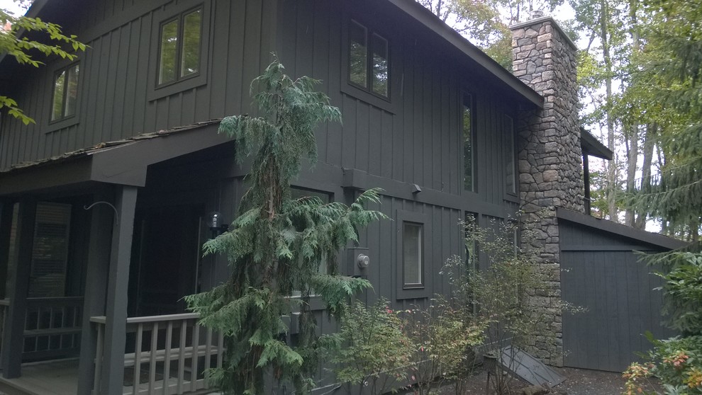 Foto de fachada de casa gris rústica de tamaño medio de dos plantas con revestimiento de piedra