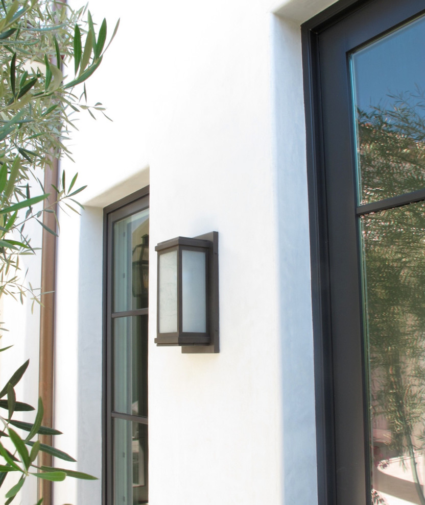 Großes, Zweistöckiges Mediterranes Einfamilienhaus mit Putzfassade und beiger Fassadenfarbe in San Diego