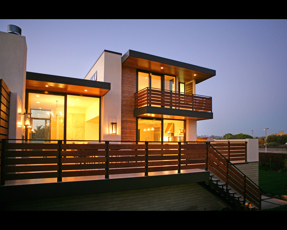 Idée de décoration pour une petite façade de maison marron design en bois à un étage.