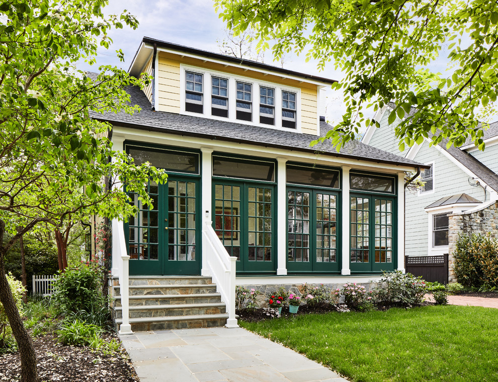 Mittelgroßes, Zweistöckiges Rustikales Einfamilienhaus mit Faserzement-Fassade, gelber Fassadenfarbe, Satteldach und Schindeldach in Washington, D.C.