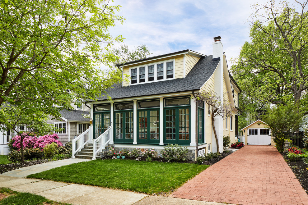 Mittelgroßes, Zweistöckiges Klassisches Einfamilienhaus mit Faserzement-Fassade, gelber Fassadenfarbe, Satteldach und Schindeldach in Washington, D.C.