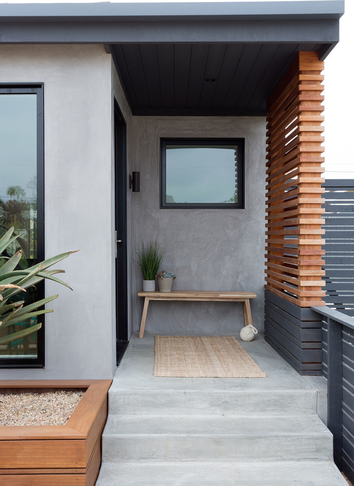 Kleines, Einstöckiges Modernes Einfamilienhaus mit Putzfassade, grauer Fassadenfarbe, Satteldach und Schindeldach in Los Angeles
