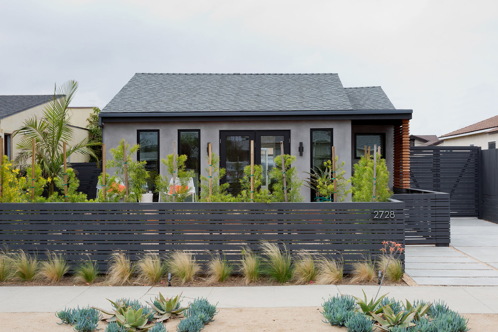 Kleines, Einstöckiges Modernes Einfamilienhaus mit Putzfassade, grauer Fassadenfarbe, Satteldach und Schindeldach in Los Angeles