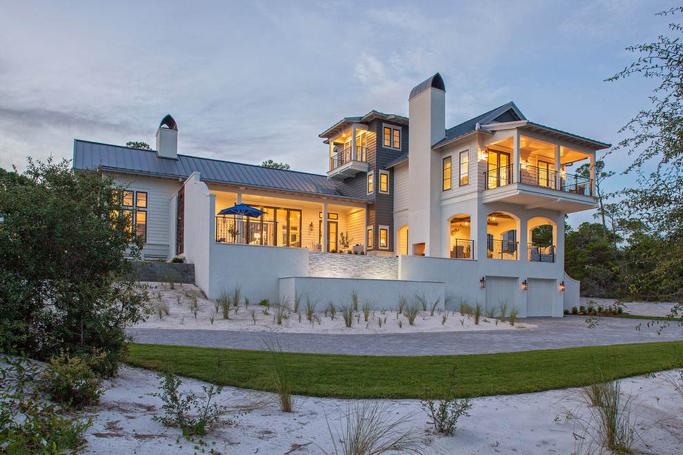 Großes, Zweistöckiges Maritimes Einfamilienhaus mit Mix-Fassade, weißer Fassadenfarbe, Satteldach und Blechdach in Sonstige