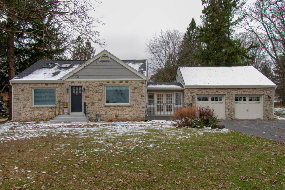 Kleines, Zweistöckiges Klassisches Einfamilienhaus mit Steinfassade, grauer Fassadenfarbe, Satteldach und Schindeldach in Milwaukee