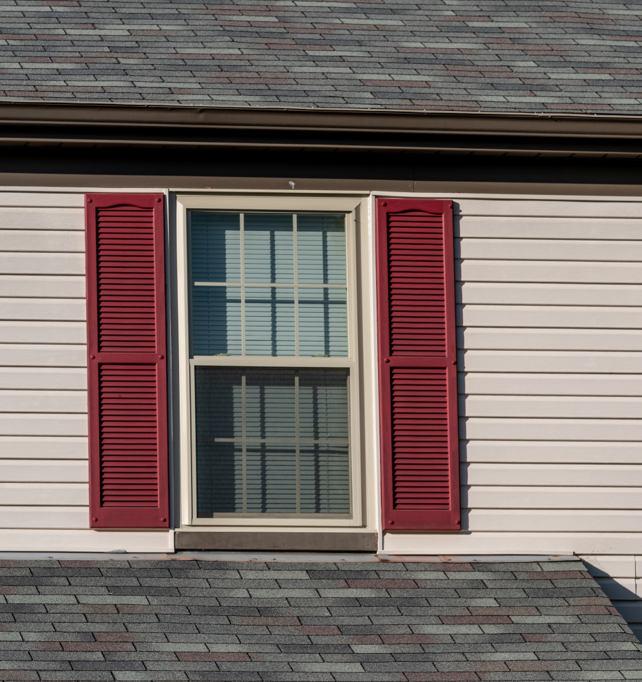 Imagen de fachada de casa beige tradicional de tamaño medio de dos plantas con tejado de teja de madera