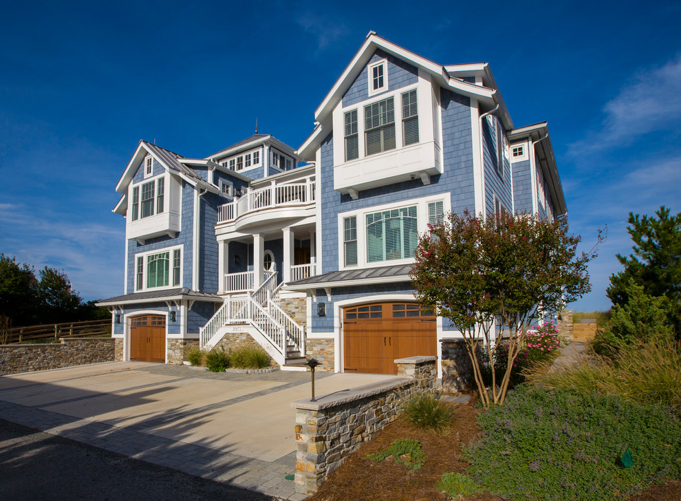 Идея дизайна: трехэтажный, синий, большой, деревянный частный загородный дом в морском стиле с двускатной крышей и крышей из смешанных материалов