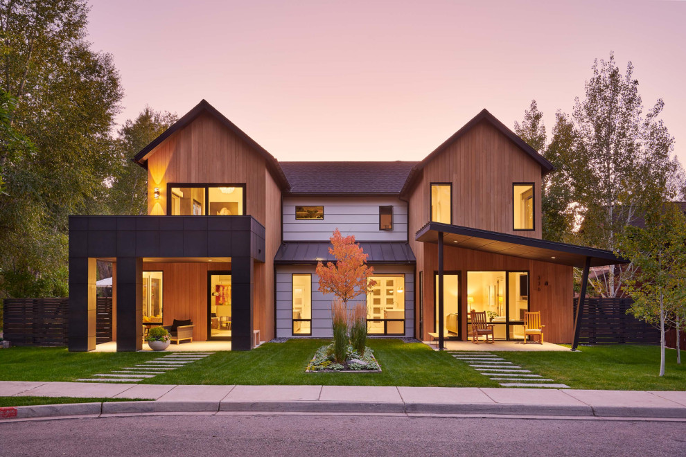 Идея дизайна: двухэтажный, разноцветный частный загородный дом среднего размера в современном стиле с комбинированной облицовкой, вальмовой крышей и крышей из смешанных материалов