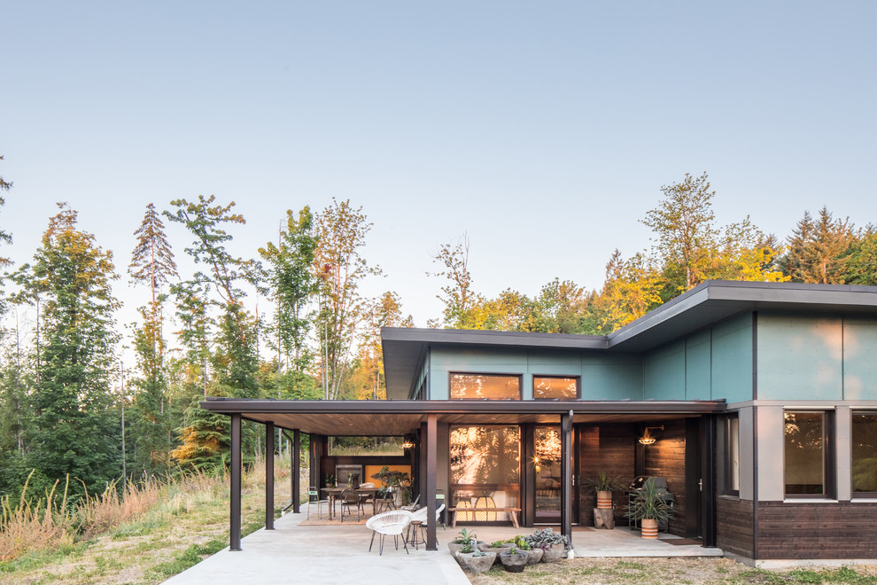 Modelo de fachada de casa multicolor minimalista de tamaño medio de una planta con revestimientos combinados, tejado plano y techo verde