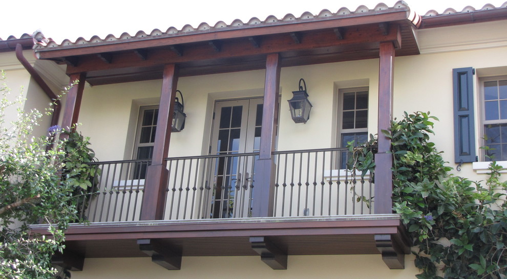 Esempio della facciata di una casa grande beige mediterranea a due piani