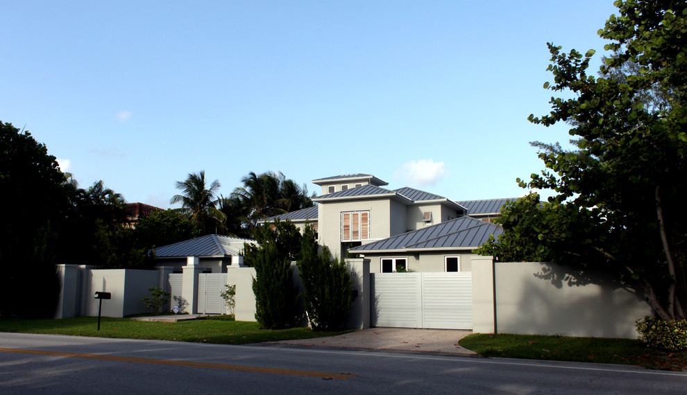 マイアミにあるラグジュアリーな巨大なモダンスタイルのおしゃれな家の外観 (アドベサイディング) の写真