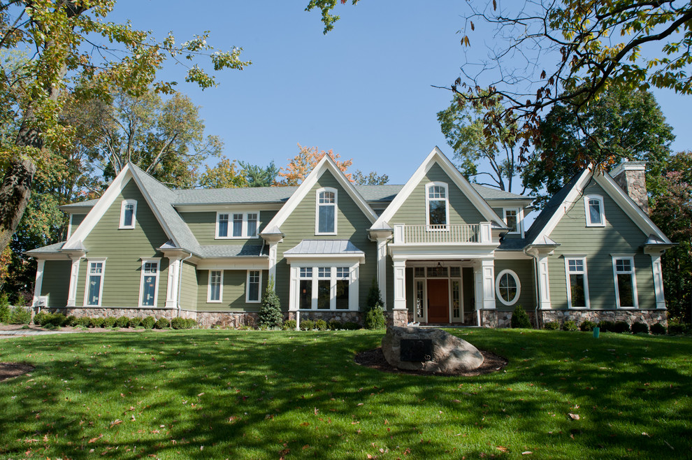 Großes, Zweistöckiges Klassisches Haus mit Vinylfassade, grüner Fassadenfarbe und Satteldach in New York