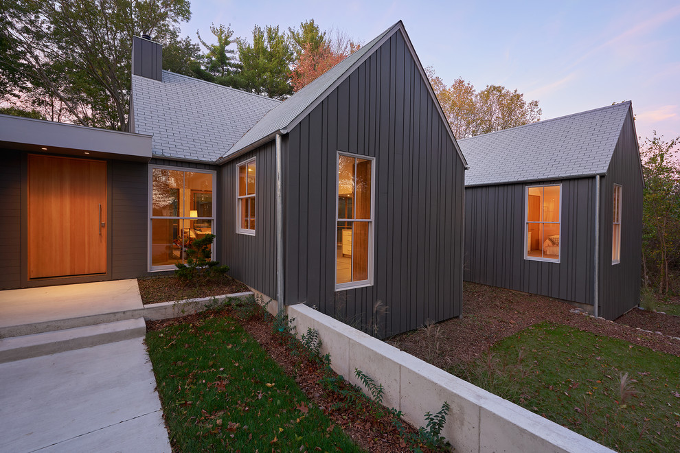 Modelo de fachada de casa gris moderna de tamaño medio de una planta con revestimiento de aglomerado de cemento, tejado a dos aguas y tejado de teja de madera