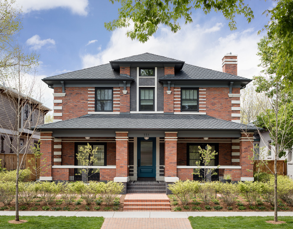 Стильный дизайн: двухэтажный, кирпичный, красный частный загородный дом в классическом стиле с вальмовой крышей и крышей из гибкой черепицы - последний тренд