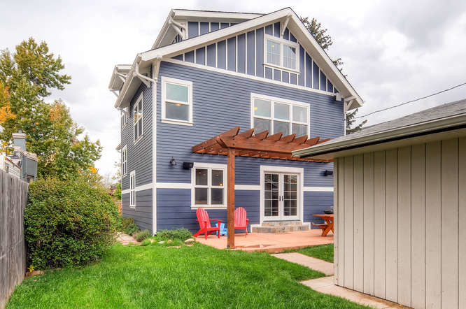 Immagine della facciata di una casa blu american style a tre piani di medie dimensioni con rivestimento con lastre in cemento e tetto a capanna