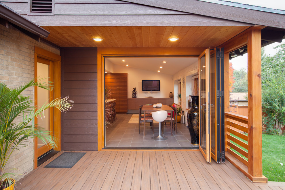 Cette image montre une façade de maison marron minimaliste en panneau de béton fibré de taille moyenne et de plain-pied.