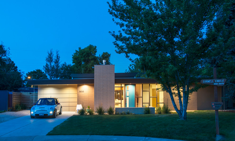 Photo of a beige midcentury bungalow house exterior in Denver with a flat roof.