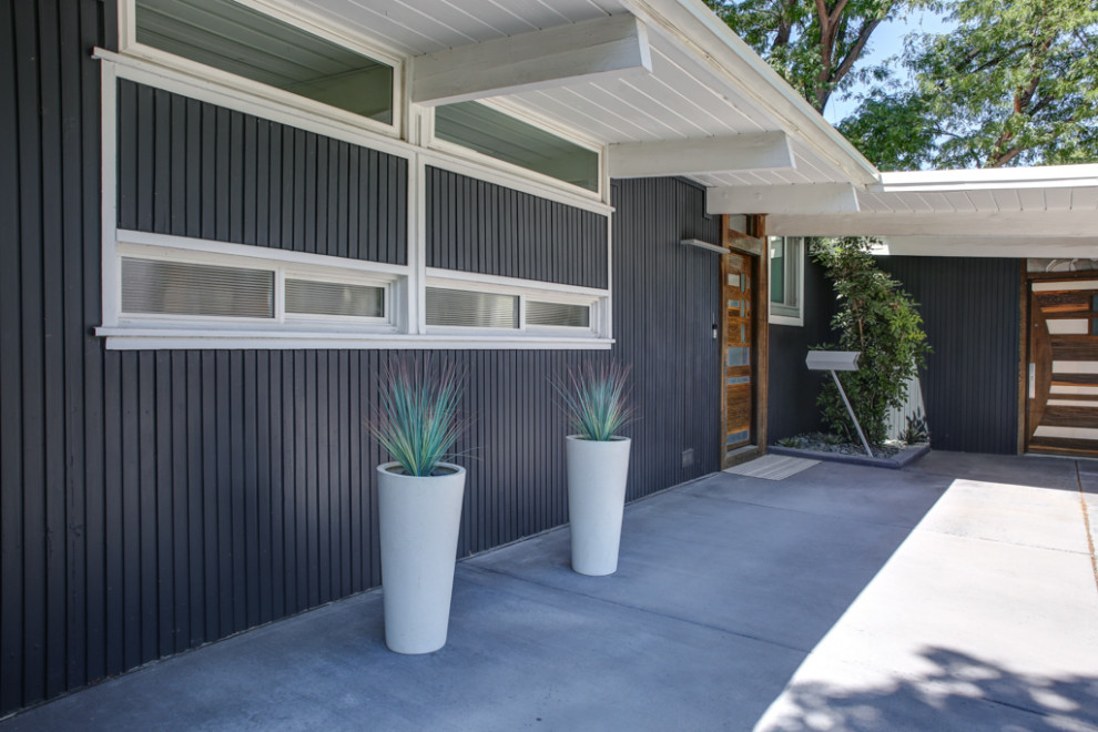 Exemple d'une petite façade de maison multicolore rétro de plain-pied avec un revêtement mixte.