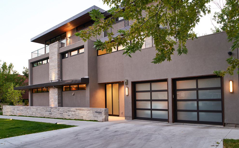 Идея дизайна: трехэтажный, серый частный загородный дом среднего размера в стиле модернизм с облицовкой из камня и плоской крышей