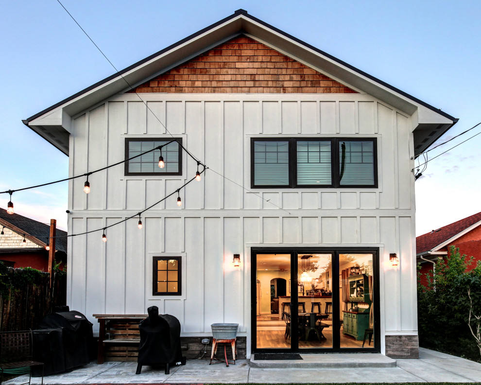 Mittelgroßes, Zweistöckiges Landhaus Haus mit weißer Fassadenfarbe, Satteldach und Blechdach in Denver