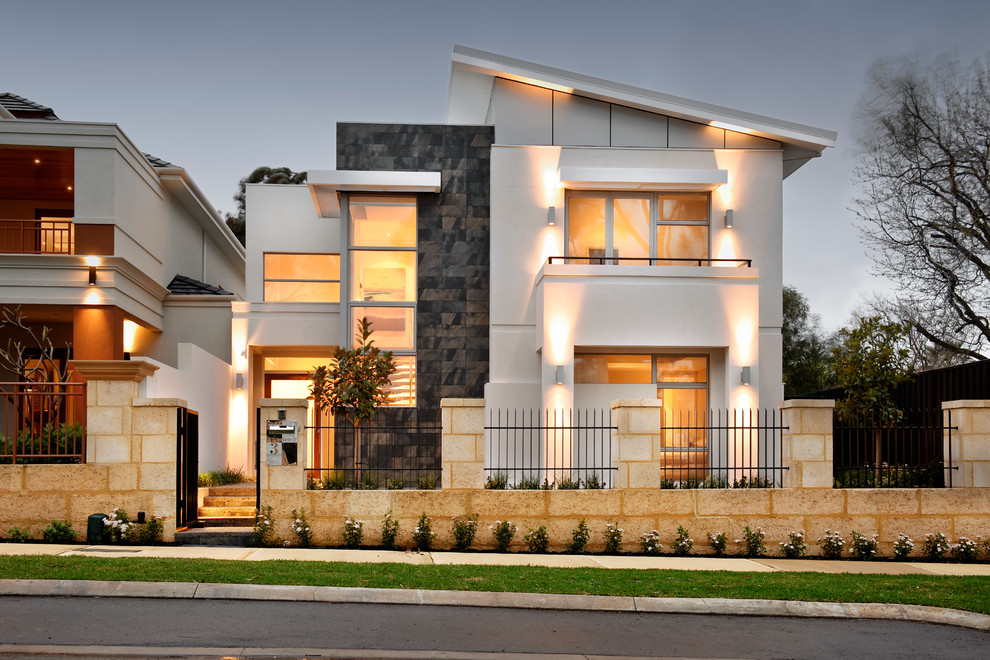 На фото: двухэтажный, белый дом в современном стиле с комбинированной облицовкой и односкатной крышей с
