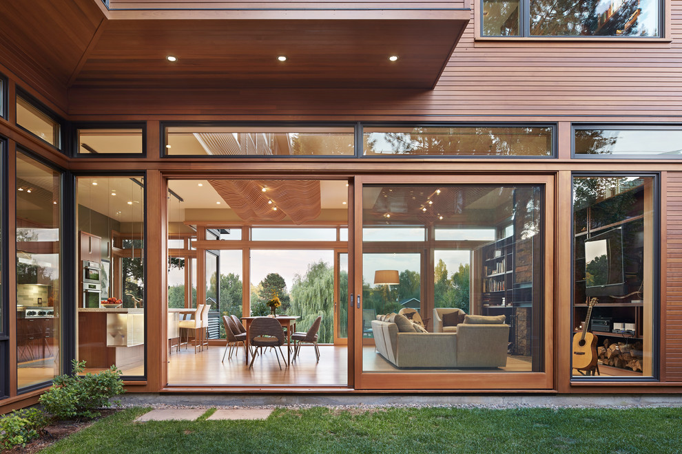Inspiration pour une façade de maison minimaliste en bois de taille moyenne et à un étage.