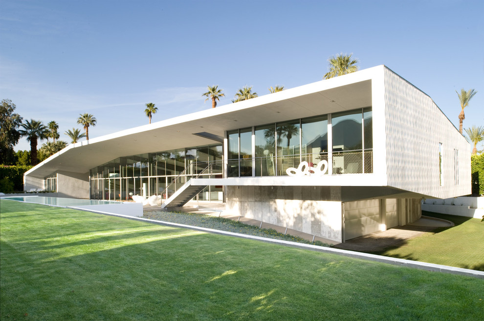 Zweistöckiges Modernes Haus mit weißer Fassadenfarbe in Los Angeles
