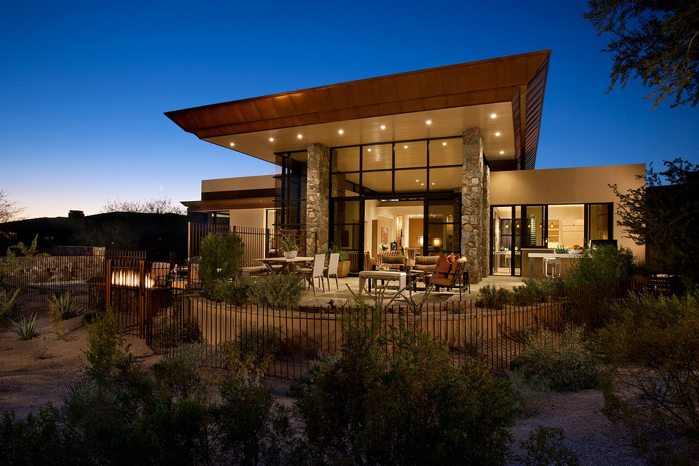 Einstöckiges Modernes Haus mit beiger Fassadenfarbe in Phoenix