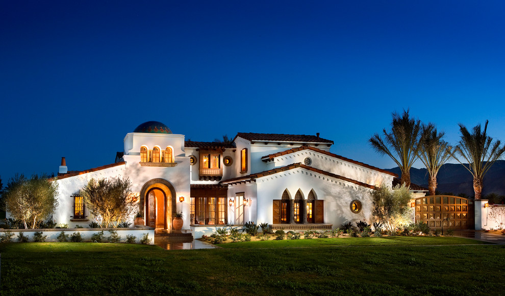ロサンゼルスにある地中海スタイルのおしゃれな家の外観の写真