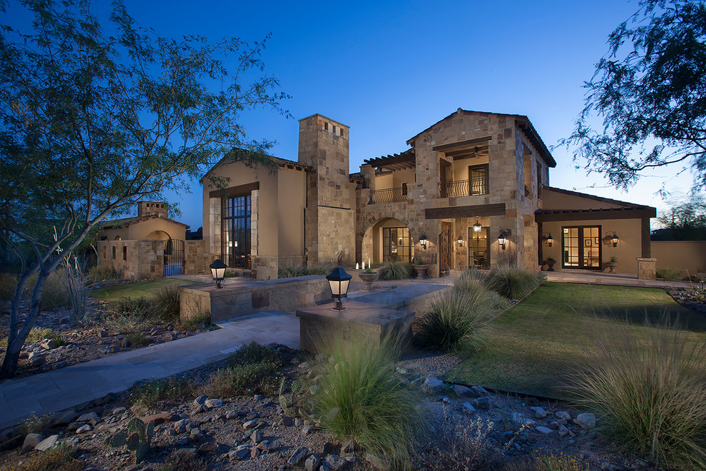 Geräumiges, Zweistöckiges Mediterranes Haus mit Steinfassade, beiger Fassadenfarbe und Satteldach in Phoenix